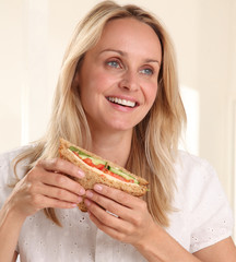 WOMAN EATING LUNCH