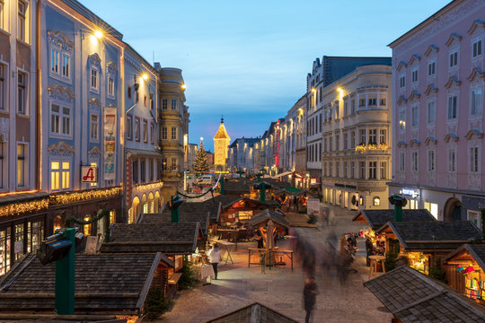 Stadtplatz Wels mit Ledererturm zur Adventszeit