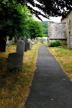 Lápidas junto al camino de la iglesia