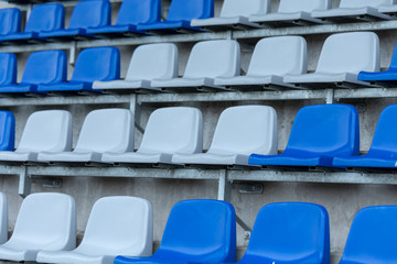 krzesła na stadionie niebieskie