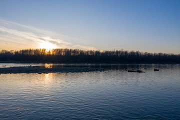 zachód słońca nad rzeką Wisła Warszawa kamienie