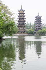 Sonnenpagode und Mondpagode in Guilin, China