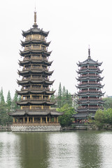 Sonnenpagode und Mondpagode in Guilin, China