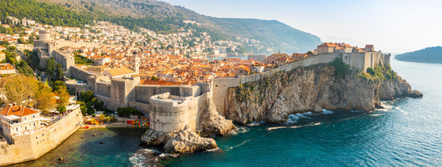 Pogled s tvrđave Lovrijenac na Dubrovnik Stari grad u Hrvatskoj pri zalasku sunca