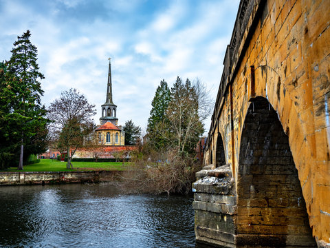 St Peters Church and Wallingford Bridge over the River Thames, at Wallingford, Oxfordshire, England, UK