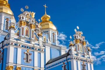 Deurstickers Uitzicht op het St. Michaels Golden-Domed klooster met kathedraal en klokkentoren gezien in Kiev, de Oekraïens-orthodoxe kerk - Kiev Patriarchaat, Oekraïne © rustamank