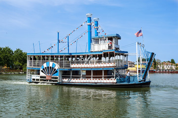 Vintage paddlwheel steamboat painted in old-fashioned American in the river - obrazy, fototapety, plakaty