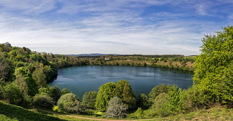 Fototapeta premium Eifelmaar Weinfelder Panorama 
