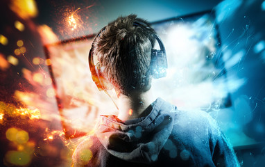 Junger Gamer beim Videospiel © m.mphoto