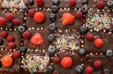 Chocolate cake with berries 