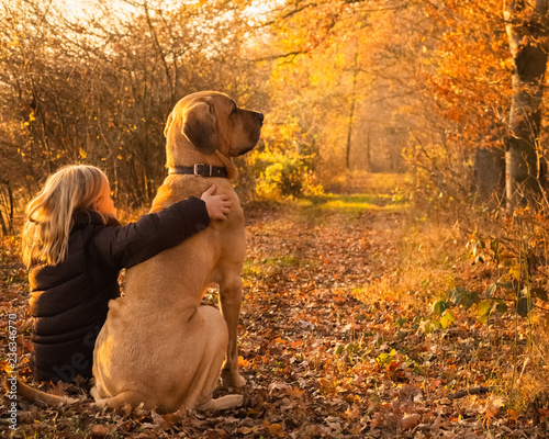 "Beste Freunde Kind und Hund sitzen zusammen, Kind legt den Arm um