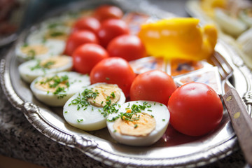 Platte mit Ei, Tomaten, Paprika
