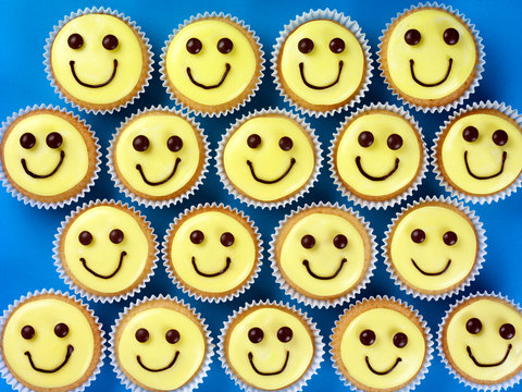 CUPCAKES WITH SMILEY FACES
