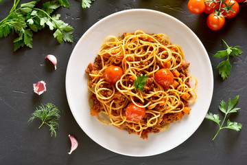 Spaghetti with minced meat and cherry tomatoes