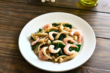 White beech mushrooms with leaves of spinach and shrimps