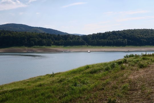 Der Edersee bei Waldeck bei sehr niedrigem Wasserstand im Sommer 