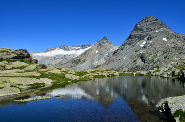 Fototapeta na wymiar Lac au cirque des Evettes en Vanoise Bonneval-sur-Arc Alpes