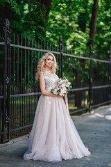 Obraz premium Photo shoot of the newlyweds on the street. Kirov Avenue. Saratov.