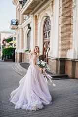 Obraz premium Photo shoot of the newlyweds on the street. Kirov Avenue. Saratov.