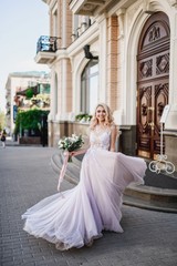 Obraz premium Photo shoot of the newlyweds on the street. Kirov Avenue. Saratov.