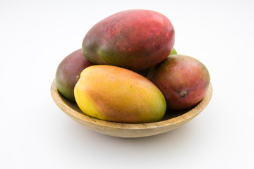 fruta mango aislada sobre fondo blanco