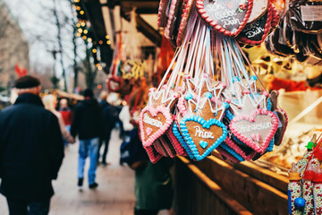 Obraz premium Gingerbread hearts on sale at German Christmas Market. Hamburg, Germany