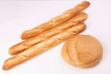 Французские багеты и белая булка на белом фоне