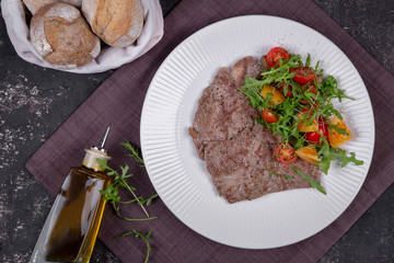 салат из свежих овощей и руколы с говядиной