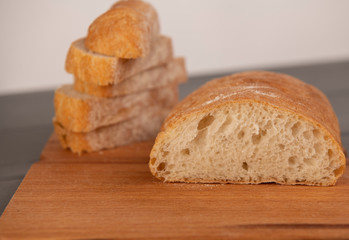 Нарезанная белая булка хлеба на доске