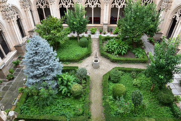 Jardin du monastère San Juan de los Reyes à Tolède, Espagne