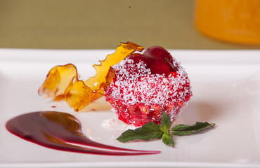  red dessert with caramel