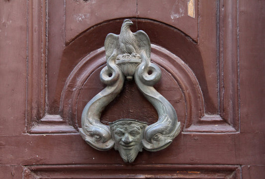 Ancona; battiporta con aquila, delfini e maschera