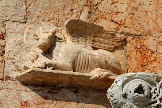 il toro, simbolo dell'evangelista Luca; protiro del portale maggiore della Cattedrale di San Ciriaco, Ancona