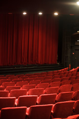sièges de théâtre rouges