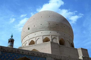 Moschea kashan in cielo blu