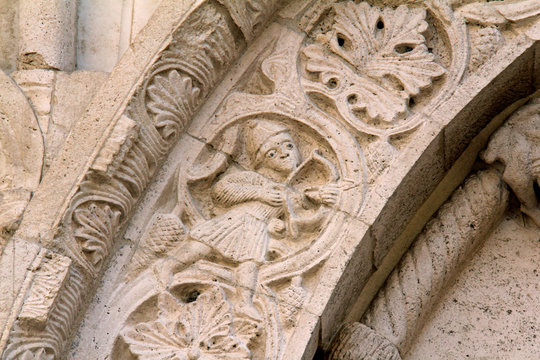 arciere; bassorilievo nella decorazione dell'arco del portale della chiesa romanica di Santa Maria della Piazza, Ancona