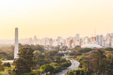 Vista aérea do Obelisco de São Paulo com prédios ao fundo