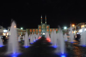 Fototapeta na wymiar Moschea con fontane notturna in Yazd Iran