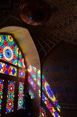 Riflessi multicolore in vetrata moschea iraniana
