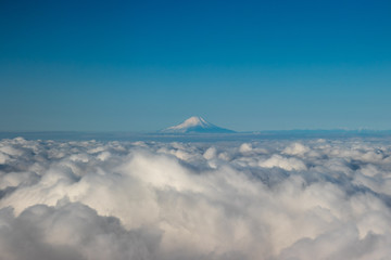 雲の上に現れた富士山