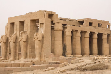 Obraz premium Buildings and columns of ancient Egyptian megaliths. Ancient rui