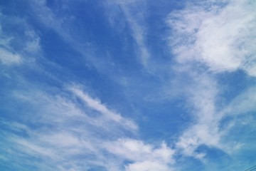 Fototapeta premium Czyste błękitne niebo z białymi chmurami w okresie letnim. Koncepcja tło natura.