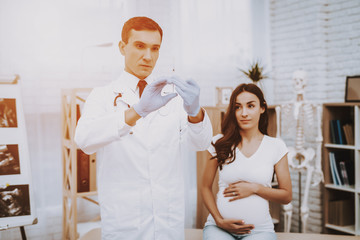 Obraz premium Pregnant Girl at the Gynecologist Doctor