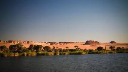Foto op Plexiglas Panoramisch uitzicht op de Boukkou-meergroep van de Ounianga Serir-meren in de Ennedi, Chad © homocosmicos