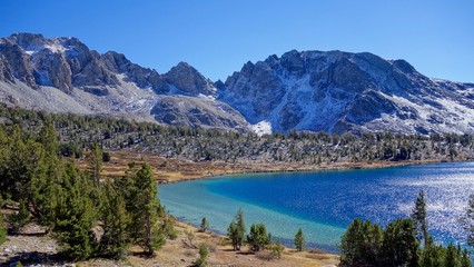 Fototapeta na wymiar Lake in the Sierra mountains