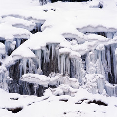 Fototapeta na wymiar icicles on top of mountain