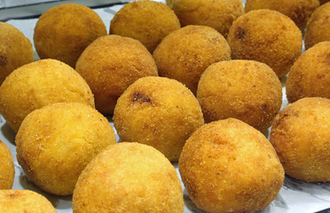 croquettes of rice called arancini in italian language