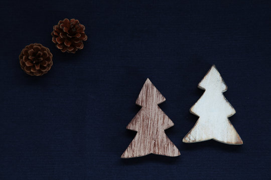 木製のツリーとまつぼっくり クリスマスのオーナメント テーブル