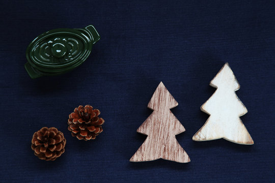 木製のツリーとまつぼっくり クリスマスのオーナメント テーブル