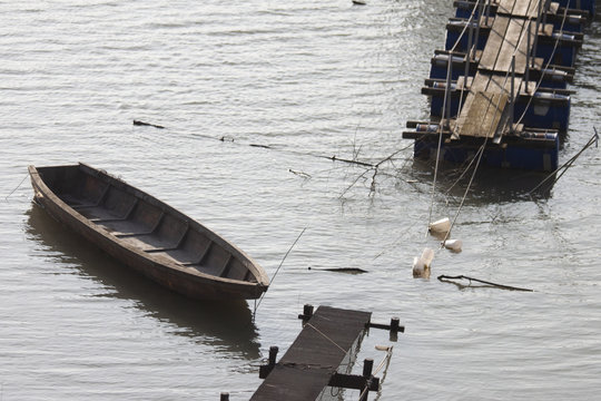 pontile artigianale sul fiume Po con imbarcazione e chiatta